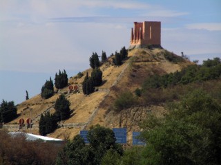 Památník na hraničním přechodu La Jonquera