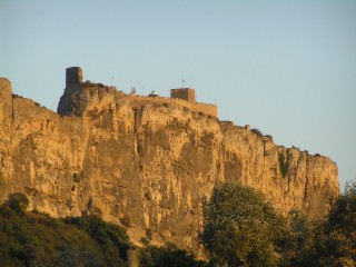 Pevnost Mornas v zapadajícím slunci